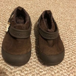 Brown crocs